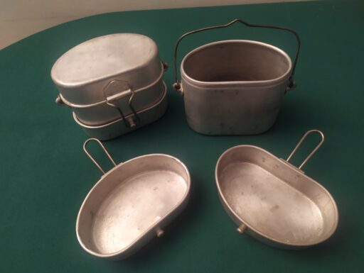 Militaria legno-metallo: gavette borracce giberna cassette