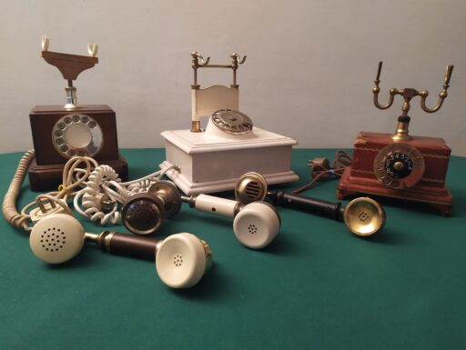 Telefoni in legno d'epoca