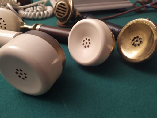 Telefoni in legno d'epoca