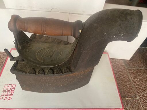 Antico ferro da stiro