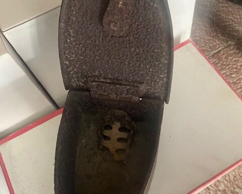 Antico ferro da stiro