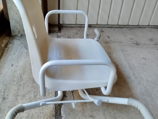 Sedia girevole per vasca