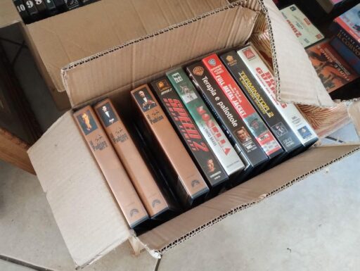 Mobili, film vhs e varie