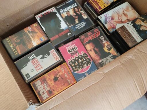 Mobili, film vhs e varie