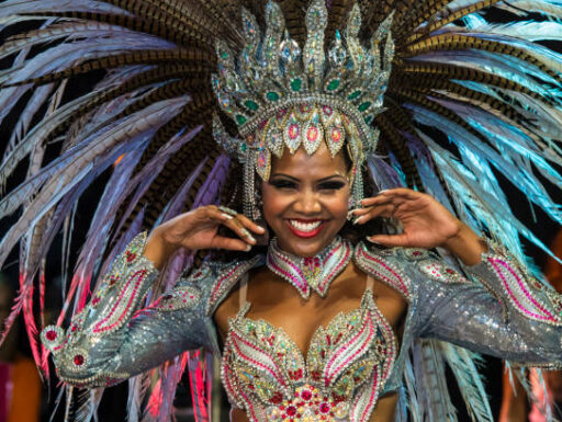 Deejay con ballerini brasiliani per feste