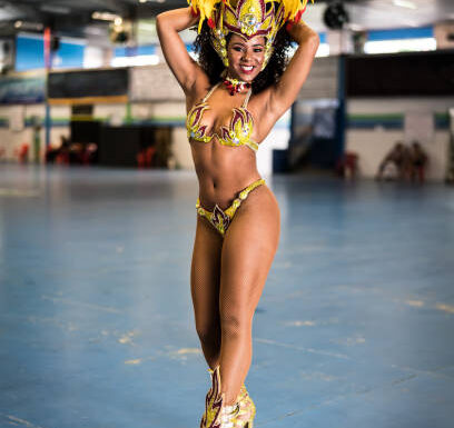 Deejay con ballerini brasiliani per feste