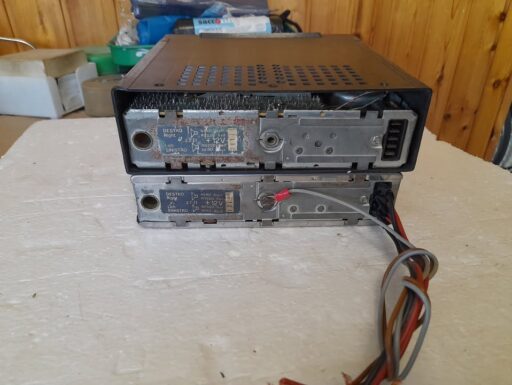 2 autoradio autovox 730 (uno è funzionante)