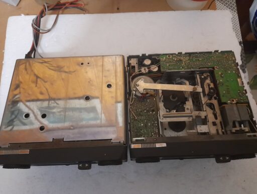 2 autoradio autovox 730 (uno è funzionante)