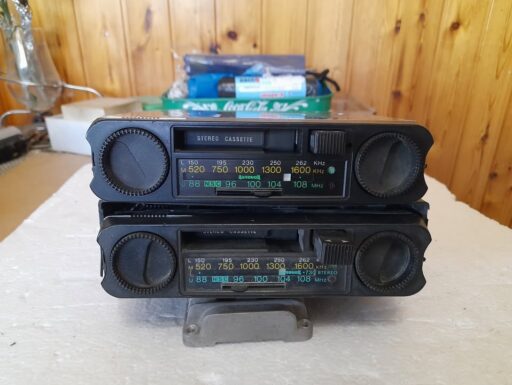 2 autoradio autovox 730 (uno è funzionante)