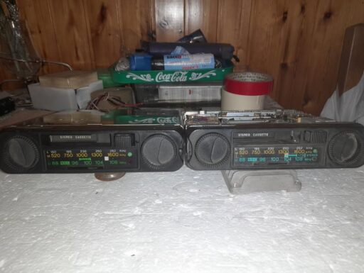 2 autoradio autovox 730 (uno è funzionante)