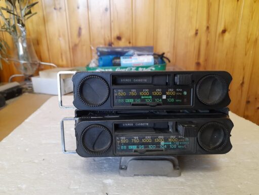 2 autoradio autovox 730 (uno è funzionante)