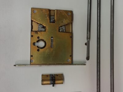 Serratura quadruplice destra a spinta per portone legno ad i