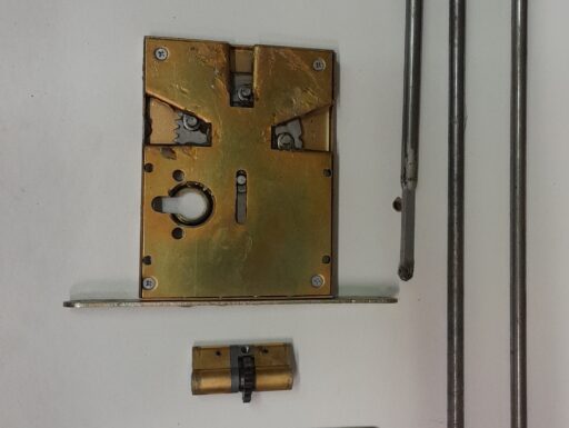 Serratura quadruplice destra a spinta per portone legno ad i