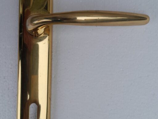 Maniglia mandelli piastra lunga in ottone lucido serie s
