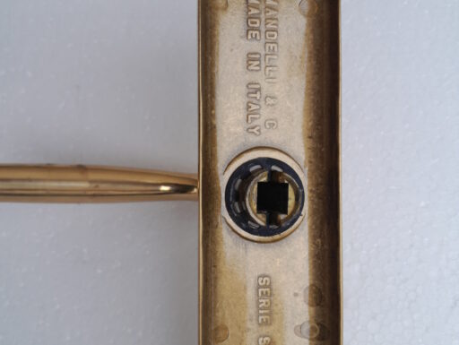 Maniglia mandelli piastra lunga in ottone lucido serie s