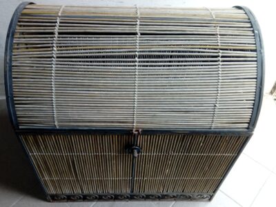 Baule cesta stile coloniale in metallo nero e canna di bambù