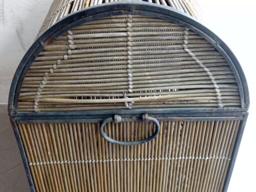Baule cesta stile coloniale in metallo nero e canna di bambù