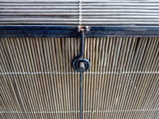 Baule cesta stile coloniale in metallo nero e canna di bambù