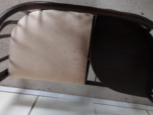 Divanetto in bambù con tavolino incorporato nuovo.
