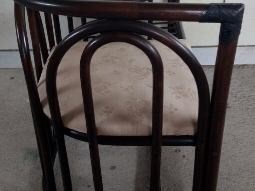Divanetto in bambù con tavolino incorporato nuovo.