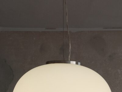 Lampadario a globo ovale in vetro bianco