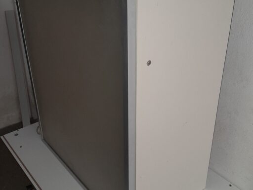 Pensile bianco e sportello telaio in alluminio e pannello po