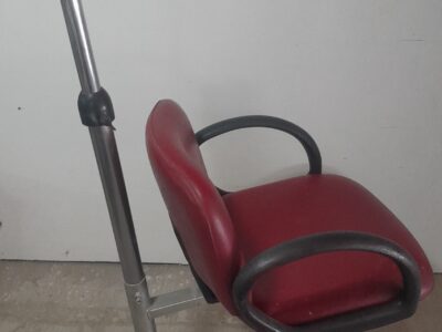 Sedia poltrona da parrucchiera tutta regolabile.