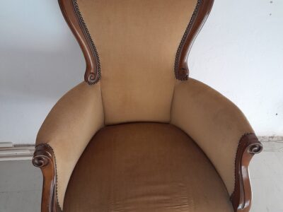 Poltrona in legno intagliato con rivestimento in tessuto vel