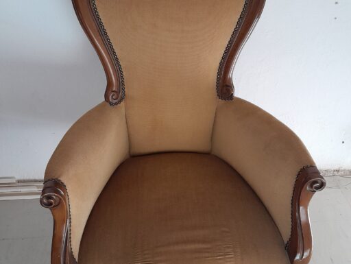 Poltrona in legno intagliato con rivestimento in tessuto vel