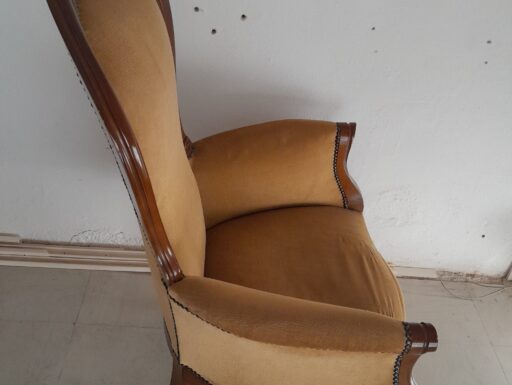 Poltrona in legno intagliato con rivestimento in tessuto vel