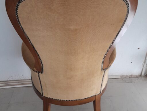 Poltrona in legno intagliato con rivestimento in tessuto vel