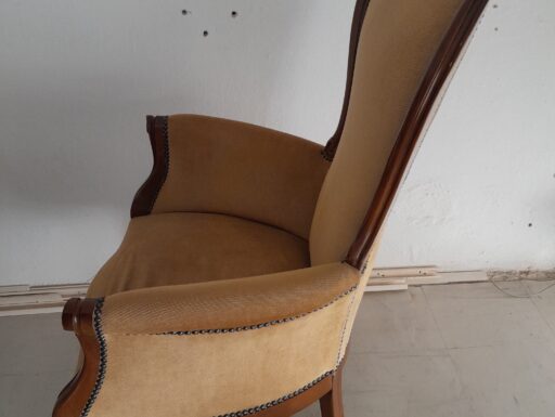 Poltrona in legno intagliato con rivestimento in tessuto vel