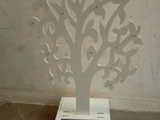 Espositore portagioie in legno bianco a forma di albero