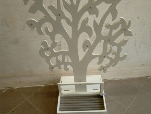 Espositore portagioie in legno bianco a forma di albero