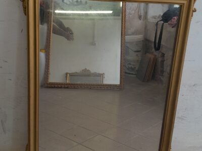 Specchio antico dorato con cornice in legno