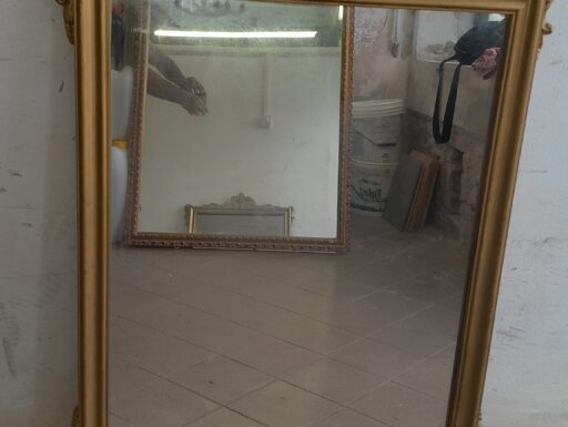 Specchio antico dorato con cornice in legno