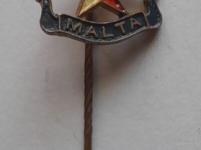 Spilla raffigurante la croce di malta antica