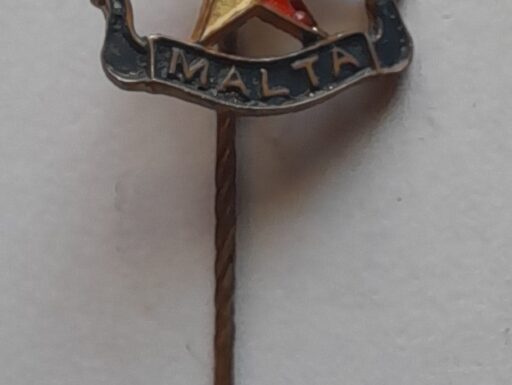 Spilla raffigurante la croce di malta antica