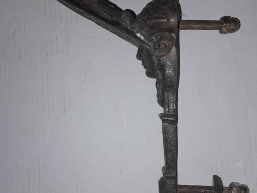 Batacchio battente in ferro forgiato antico a forma di crist