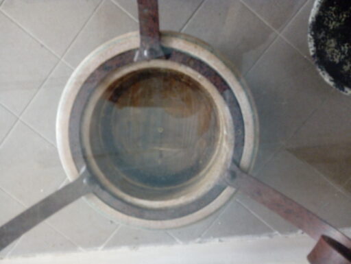 Tavolino basso piano in vetro basamento in pietra e metallo