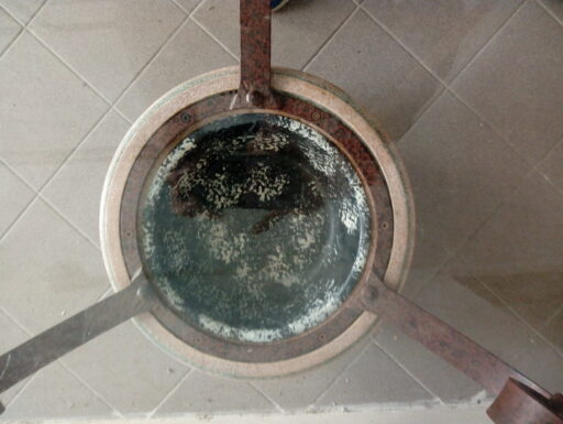 Tavolino basso piano in vetro basamento in pietra e metallo